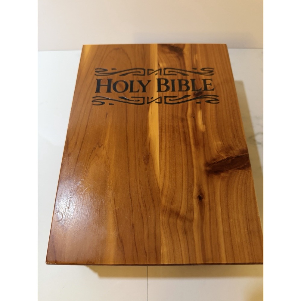 REMEMBERANCE BIBLE PROTESTANT HOLY BIBLE KING JAMES VERSION in Cedar Wood Box